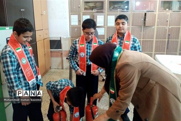 برگزاری مراسم مانور زلزله در دبستان حضرت ابوالفضل(ع) ناحیه یک شیراز