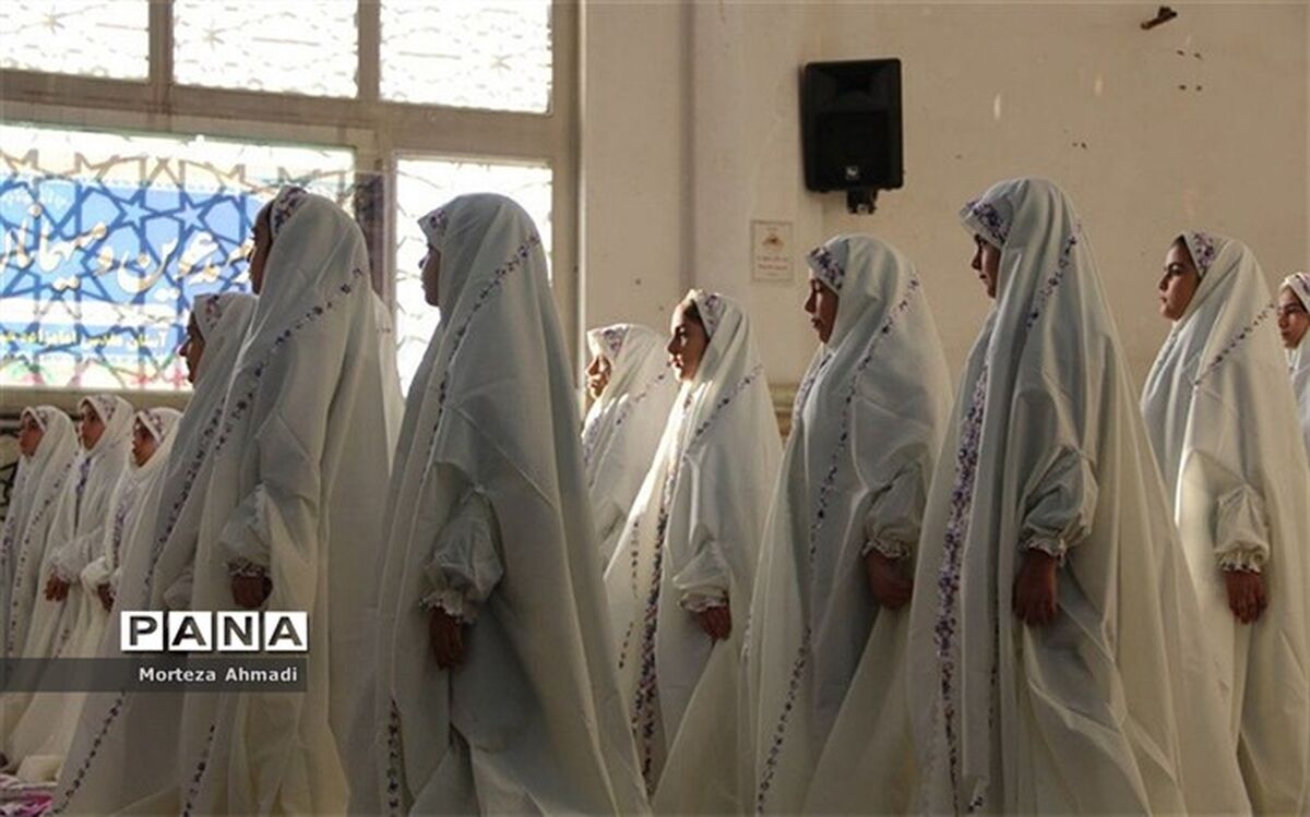 برپایی نماز جماعت در مدرسه، توفیقی بزرگ و مایه سعادت است