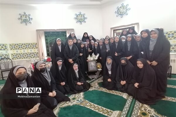مراسم بزرگداشت شهدای مدافع امنیت در دبیرستان شاهد شهید حمامی