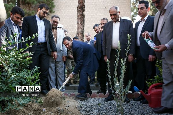 مراسم افتتاح طرح هر مدرسه یک نهالستان در دبیرستان ماندگار البرز
