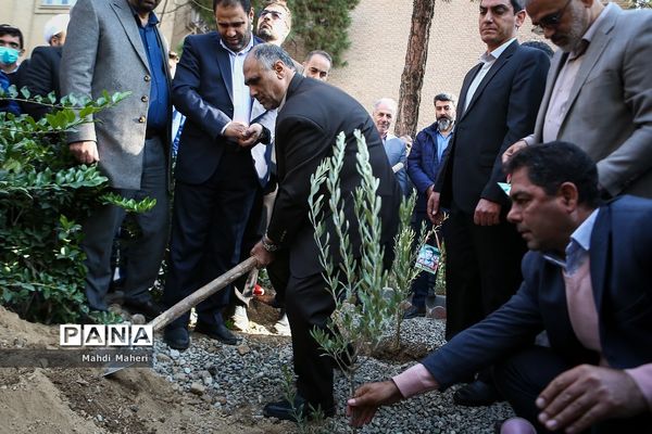 مراسم افتتاح طرح هر مدرسه یک نهالستان در دبیرستان ماندگار البرز