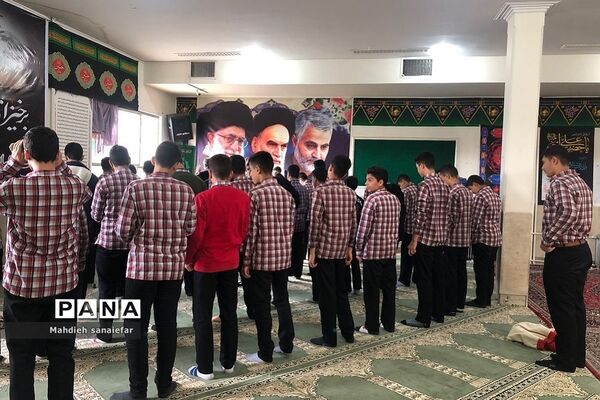 برگزاری نمازجماعت با حضور معاون پرورشی و تربیت بدنی ناحیه دو ری