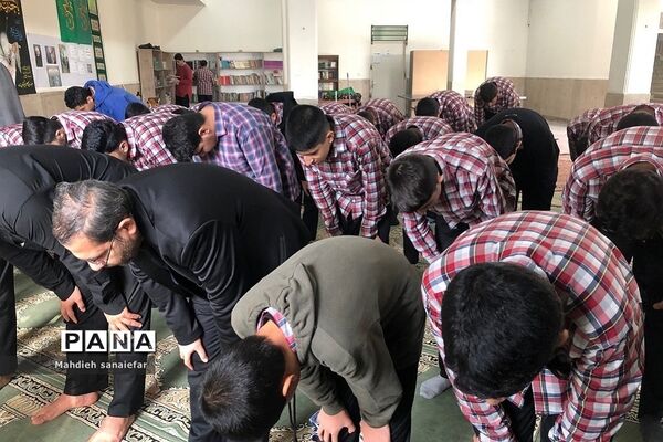 برگزاری نمازجماعت با حضور معاون پرورشی و تربیت بدنی ناحیه دو ری