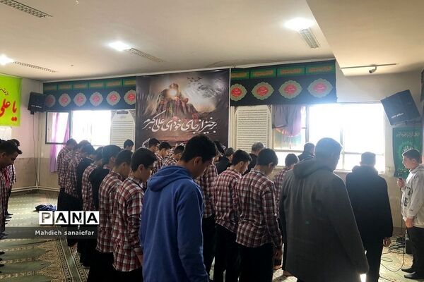برگزاری نمازجماعت با حضور معاون پرورشی و تربیت بدنی ناحیه دو ری