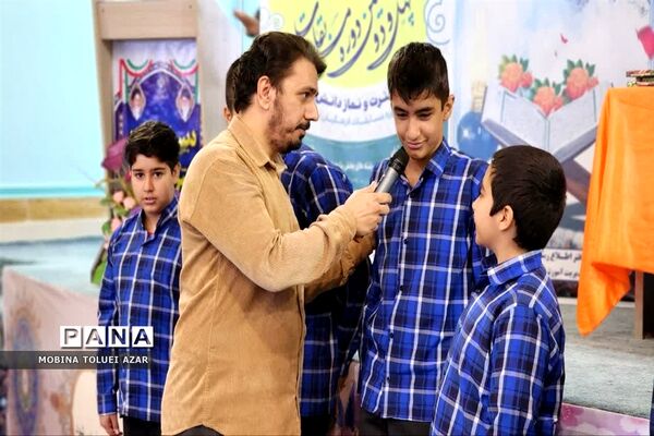 محفل انس با قرآن دانش‌آموزی در ناحیه یک بهارستان