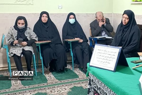 نشست صمیمی امام جمعه بخش رودهن با دانش‌آموزان دبیرستان دخترانه سادات رودهن