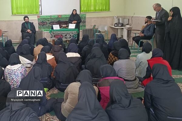 نشست صمیمی امام جمعه بخش رودهن با دانش‌آموزان دبیرستان دخترانه سادات رودهن