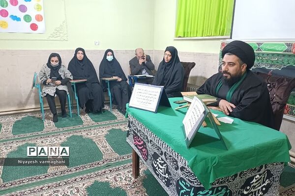 نشست صمیمی امام جمعه بخش رودهن با دانش‌آموزان دبیرستان دخترانه سادات رودهن