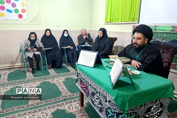نشست صمیمی امام جمعه بخش رودهن با دانش‌آموزان دبیرستان دخترانه سادات رودهن