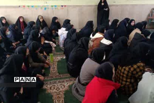 نشست صمیمی امام جمعه بخش رودهن با دانش‌آموزان دبیرستان دخترانه سادات رودهن