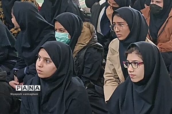 نشست صمیمی امام جمعه بخش رودهن با دانش‌آموزان دبیرستان دخترانه سادات رودهن