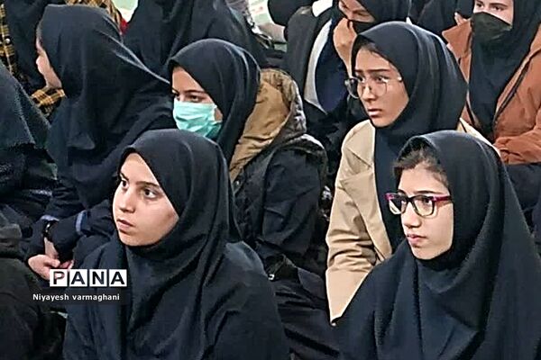 نشست صمیمی امام جمعه بخش رودهن با دانش‌آموزان دبیرستان دخترانه سادات رودهن