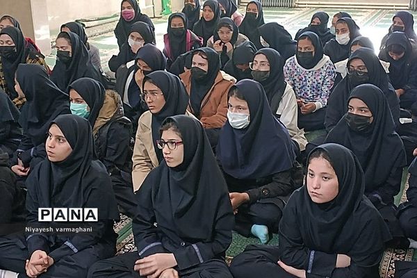 نشست صمیمی امام جمعه بخش رودهن با دانش‌آموزان دبیرستان دخترانه سادات رودهن