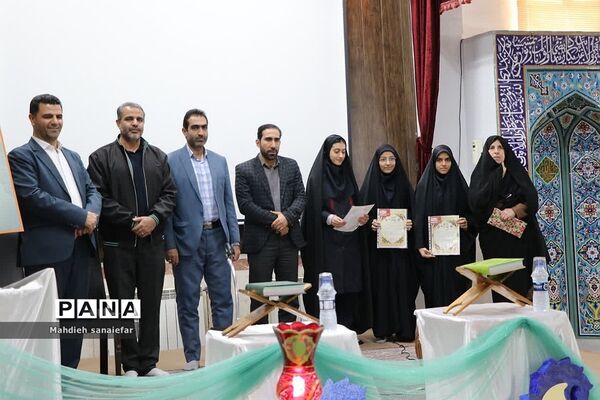 تقدیر از فرزندان شهدا و برگزیدگان مسابقات قرآنی در آموزشگاه ندای فاطمه(س) ناحیه دو ری
