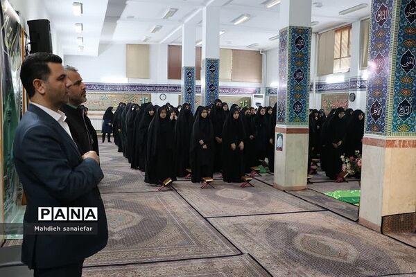 تقدیر از فرزندان شهدا و برگزیدگان مسابقات قرآنی در آموزشگاه ندای فاطمه(س) ناحیه دو ری