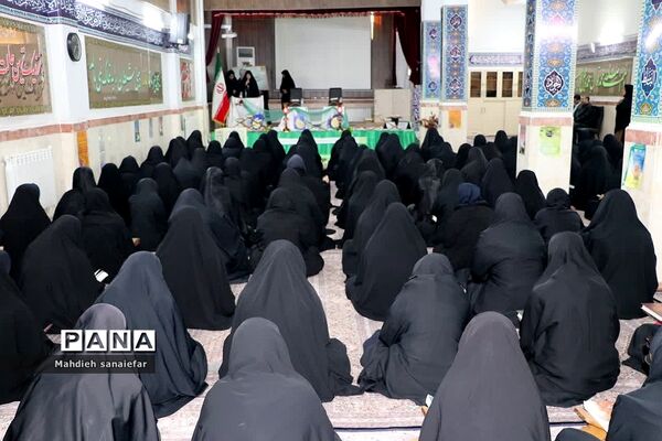 تقدیر از فرزندان شهدا و برگزیدگان مسابقات قرآنی در آموزشگاه ندای فاطمه(س) ناحیه دو ری