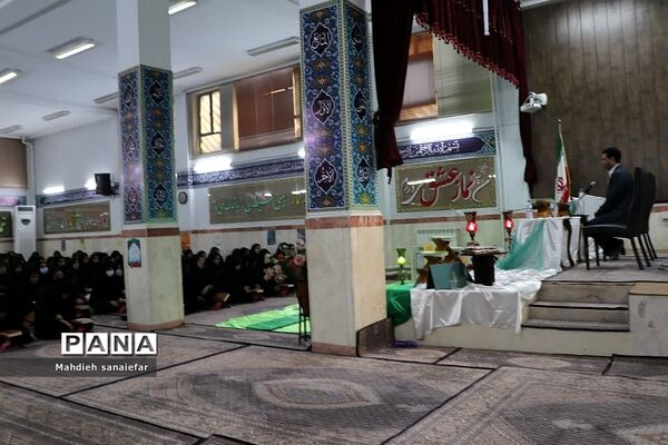 تقدیر از فرزندان شهدا و برگزیدگان مسابقات قرآنی در آموزشگاه ندای فاطمه(س) ناحیه دو ری