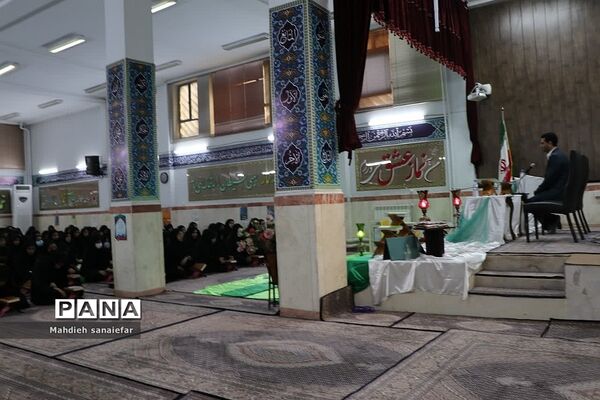 تقدیر از فرزندان شهدا و برگزیدگان مسابقات قرآنی در آموزشگاه ندای فاطمه(س) ناحیه دو ری