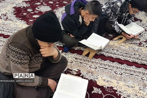 محفل انس با قرآن کریم در مدارس ناحیه دو ری