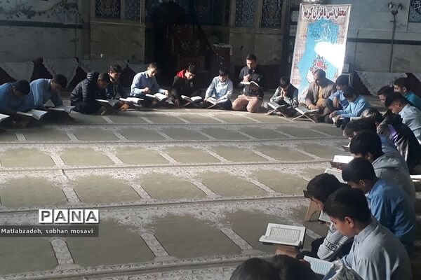 محفل انس با قرآن کریم در مدارس ناحیه دو ری