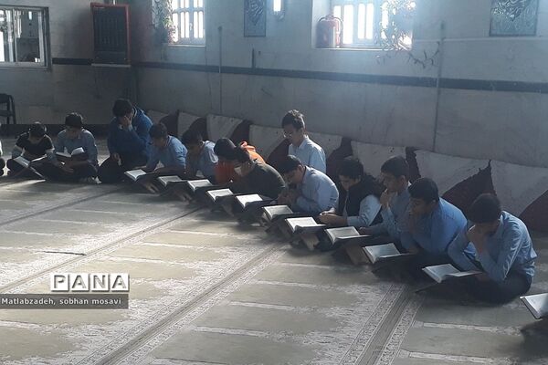 محفل انس با قرآن کریم در مدارس ناحیه دو ری