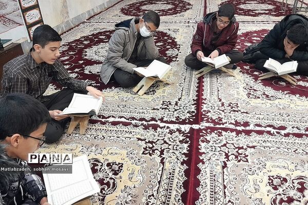 محفل انس با قرآن کریم در مدارس ناحیه دو ری