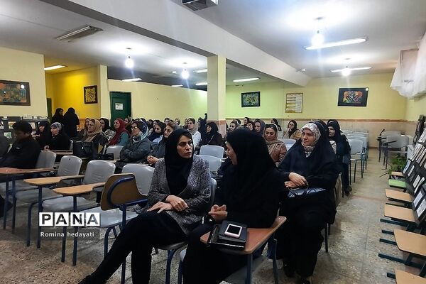 جلسات آموزش خانواده در هنرستان‌ مبتکران رودهن