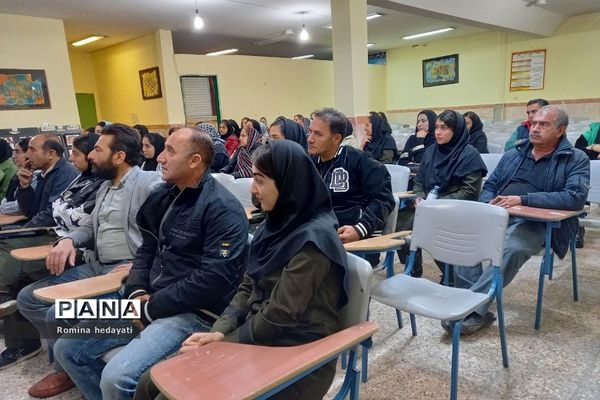 جلسات آموزش خانواده در هنرستان‌ مبتکران رودهن
