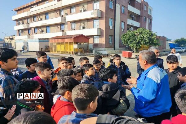 بازدید دانش‌آموزان از موسسه کشتی سازی شهید محلاتی بوشهر