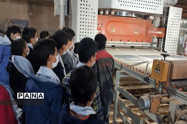 بازدید از کارخانه کاشی در راستای طرح اردوی راهیان پیشرفت شهرستان میبد
