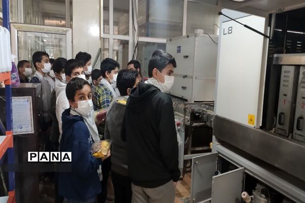 بازدید از کارخانه کاشی در راستای طرح اردوی راهیان پیشرفت شهرستان میبد