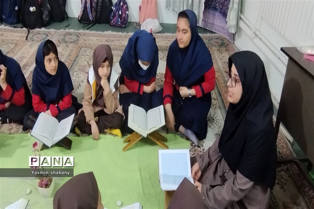 مراسم انس با قرآن ‌با حضور معاون پرورشی مدرسه پنجم مهر