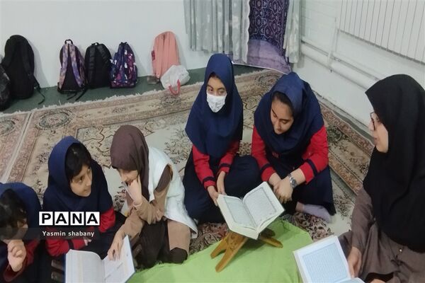مراسم انس با قرآن ‌با حضور معاون پرورشی مدرسه پنجم مهر
