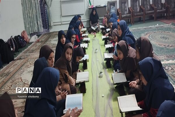 مراسم انس با قرآن ‌با حضور معاون پرورشی مدرسه پنجم مهر