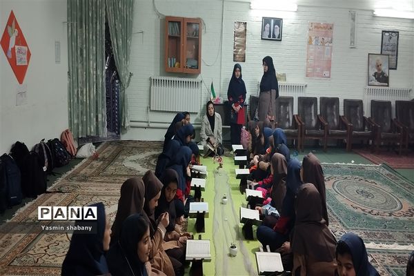 مراسم انس با قرآن ‌با حضور معاون پرورشی مدرسه پنجم مهر