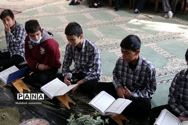 محفل انس با قرآن کریم در آموزشگاه کشاورز جود ناحیه دو ری