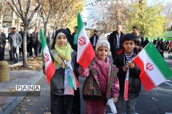 حضور فرهنگیان و دانش‌آموزان استان البرز در مراسم  استقبال از رئیس جمهوری
