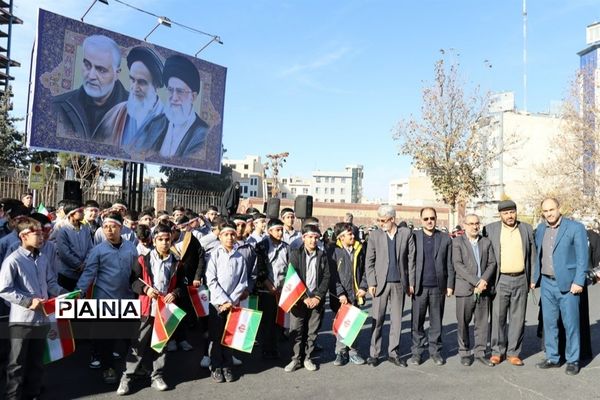 حضور فرهنگیان و دانش‌آموزان استان البرز در مراسم  استقبال از رئیس جمهوری