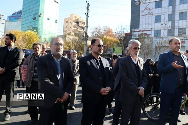 حضور فرهنگیان و دانش‌آموزان استان البرز در مراسم  استقبال از رئیس جمهوری