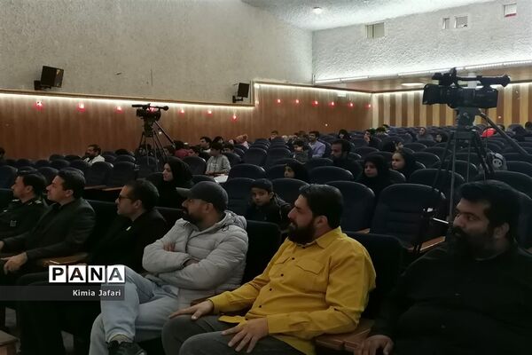 نشست اهالی هنر و رسانه شهرستان بافق با کارگردان و دیگر عوامل فیلم سینمایی اخت الرضا