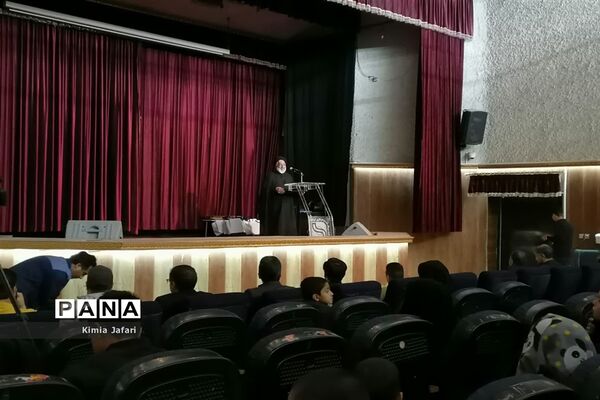 نشست اهالی هنر و رسانه شهرستان بافق با کارگردان و دیگر عوامل فیلم سینمایی اخت الرضا