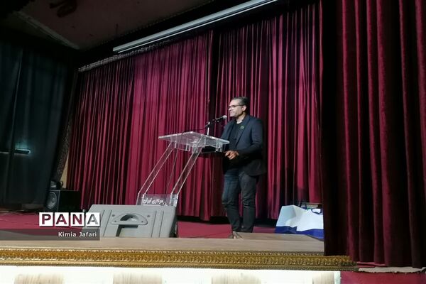 نشست اهالی هنر و رسانه شهرستان بافق با کارگردان و دیگر عوامل فیلم سینمایی اخت الرضا