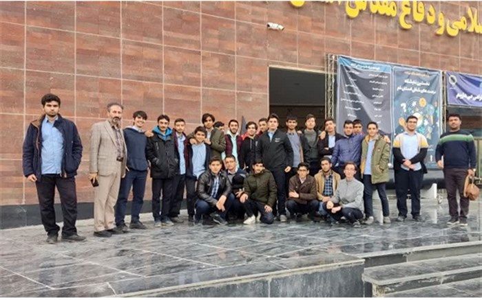 بازدید دانش‌آموزان دبیرستان شهید‌قدوسی قم از نمایشگاه دستاوردهای پژوهش و فناوری