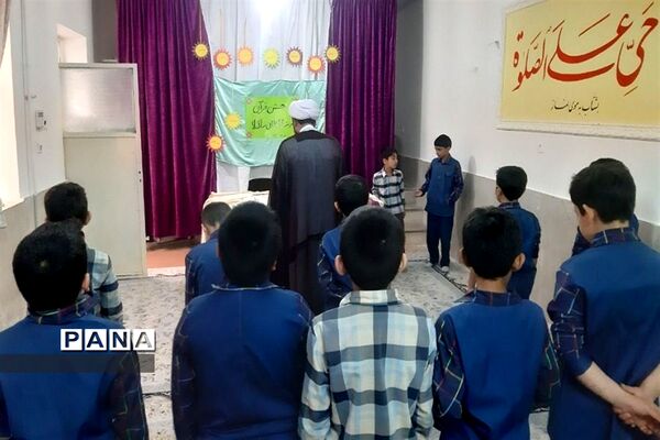 اقامه نماز جماعت‌ و محفل انس با قرآن در مدارس شهرستان ورامین