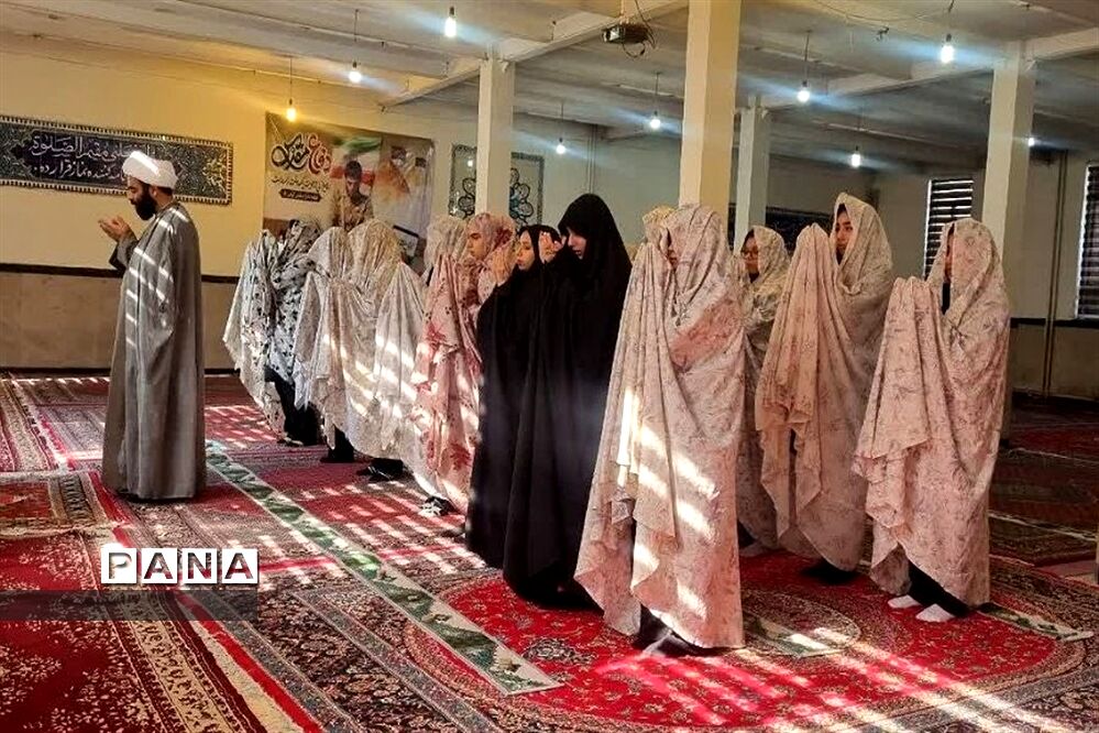 اقامه نماز جماعت‌ و محفل انس با قرآن در مدارس شهرستان ورامین