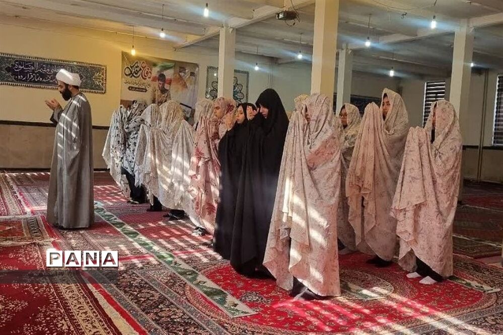 اقامه نماز جماعت‌ و محفل انس با قرآن در مدارس شهرستان ورامین