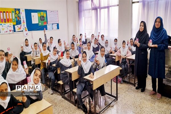 آغازتوزیع شیر در دبستان افشارنژاد۲