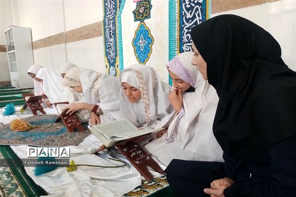 محفل انس با قرآن در دبستان ریحانه طهوریان ناحیه ۵
