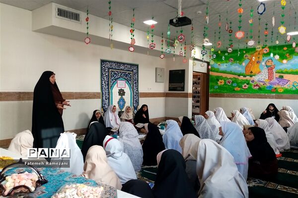محفل انس با قرآن در دبستان ریحانه طهوریان ناحیه ۵