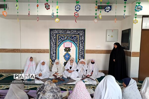 محفل انس با قرآن در دبستان ریحانه طهوریان ناحیه ۵
